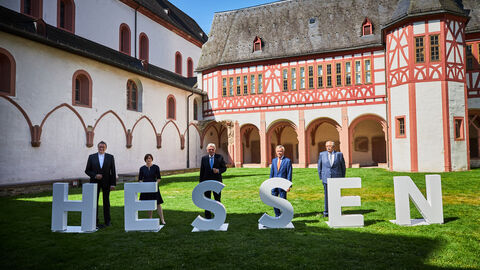 Ministerpräsident Bouffier und die Geehrten bei den Hessen-Buchstaben.