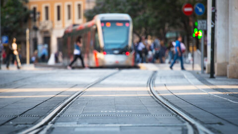 Eine Straßenbahn in der Innenstadt Eine Straßenbahn in der Innenstadt