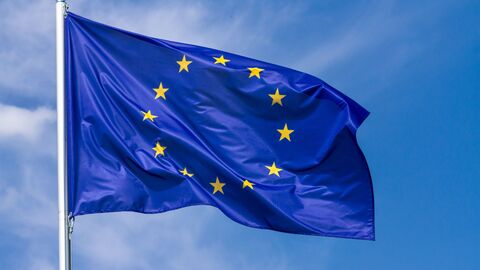EU-Flagge weht im Wind
