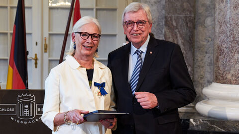 Beate Heraeus wurde heute ebenfalls der Hessische Verdienstorden verliehen. Die 70-jährige Unternehmerin aus Maintal erhält die Auszeichnung für ihr umfangreiches Engagement in den Bereichen Bildung und Wissenschaft. 