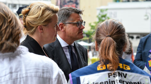 Ministerpräsident Boris Rhein und die Regierende Bürgermeisterin von Berlin Franziska Giffey haben am Donnerstagabend am Tatort Blumen für die Opfer der Todesfahrt in Berlin niedergelegt.