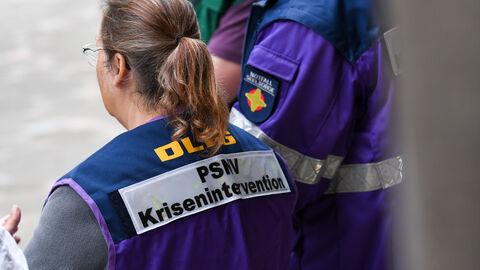 Ministerpräsident Boris Rhein und die Regierende Bürgermeisterin von Berlin Franziska Giffey haben am Donnerstagabend am Tatort Blumen für die Opfer der Todesfahrt in Berlin niedergelegt.