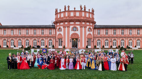Gruppenbild Erwachsene: Ministerpräsident Boris Rhein und seine Frau Tanja Raab-Rhein empfangen im Schloss Biebrich in Wiesbaden hessische Fastnachtsvereine