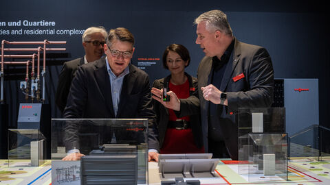Ministerpräsident Rhein besucht hessische Unternehmen bei einem Rundgang über die ISH Ministerpräsident Rhein besucht hessische Unternehmen bei einem Rundgang über die ISH