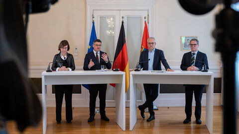 Pressestatement mit Ministerpräsident Boris Rhein und Wirtschaftsminister Tarek Al-Wazir 