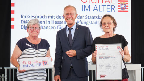 Der Chef der Hessischen Staatskanzlei, Staatsminister Axel Wintermeyer, hat die Stadt Pfungstadt auf dem Hessentag als Di@-Lotsen-Stützpunkt ausgezeichnet Der Chef der Hessischen Staatskanzlei, Staatsminister Axel Wintermeyer, hat die Stadt Pfungstadt auf dem Hessentag als Di@-Lotsen-Stützpunkt ausgezeichnet.