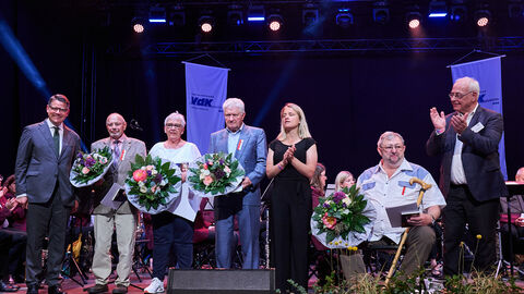 Ministerpräsident Boris Rhein hat auf dem Hessentag in Pfungstadt den Ehrenbrief des Landes Hessen an Mitglieder des Sozialverbands VdK verliehen Ministerpräsident Boris Rhein hat auf dem Hessentag in Pfungstadt den Ehrenbrief des Landes Hessen an Mitglieder des Sozialverbands VdK verliehen.