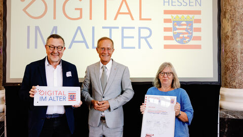 Der Chef der Hessischen Staatskanzlei, Staatsminister Axel Wintermeyer, hat die Arbeiterwohlfahrt Kreisverband Darmstadt Stadt e.V. beim 2. Di-Lotsen-Tag in Wiesbaden als Di@-Lotsen-Stützpunkt begrüßt und ihnen die Urkunde überreicht. Der Chef der Hessischen Staatskanzlei, Staatsminister Axel Wintermeyer, hat die Arbeiterwohlfahrt Kreisverband Darmstadt Stadt e.V. beim 2. Di-Lotsen-Tag in Wiesbaden als Di@-Lotsen-Stützpunkt begrüßt und ihnen die Urkunde überreicht.