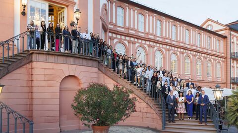 Einbürgerungsfeier 2023 Minister Klose mit den Eingebürgerten auf der Treppe des Biebricher Schlosses