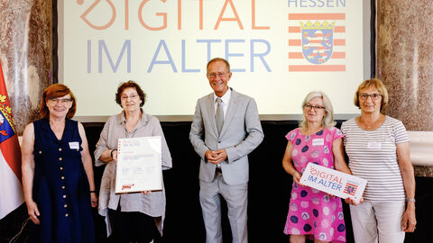 Der Chef der Hessischen Staatskanzlei, Staatsminister Axel Wintermeyer, hat die LandFrauen Fuldastrand in Ludwigsau beim 2. Di-Lotsen-Tag in Wiesbaden als Di@-Lotsen-Stützpunkt begrüßt und ihnen die Urkunde überreicht. Der Chef der Hessischen Staatskanzlei, Staatsminister Axel Wintermeyer, hat die LandFrauen Fuldastrand in Ludwigsau beim 2. Di-Lotsen-Tag in Wiesbaden als Di@-Lotsen-Stützpunkt begrüßt und ihnen die Urkunde überreicht.
