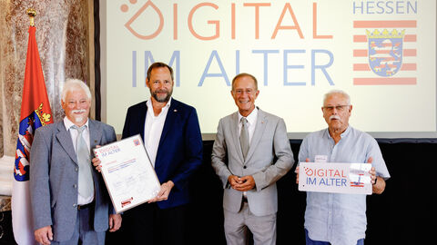 Der Chef der Hessischen Staatskanzlei, Staatsminister Axel Wintermeyer, hat die Generationenhilfe Oberzent e.V. beim 2. Di-Lotsen-Tag in Wiesbaden als Di@-Lotsen-Stützpunkt begrüßt und ihnen die Urkunde überreicht. Der Chef der Hessischen Staatskanzlei, Staatsminister Axel Wintermeyer, hat die Generationenhilfe Oberzent e.V. beim 2. Di-Lotsen-Tag in Wiesbaden als Di@-Lotsen-Stützpunkt begrüßt und ihnen die Urkunde überreicht.