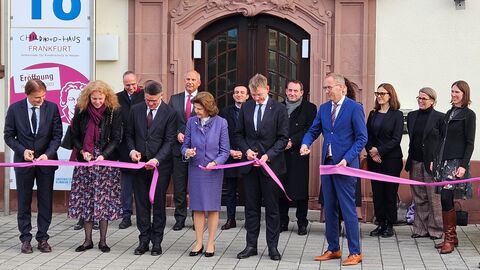 Feierliches Durchtrennen des Bandes vor dem „Childhood-Haus“