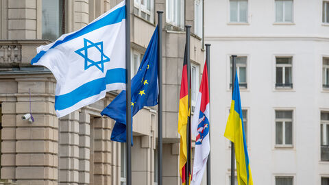Israelische Flagge wurde neben der deutschen, hessischen, europäischen und ukrainischen Flagge gehisst.