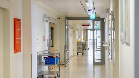 Ein Flur im Krankenhaus