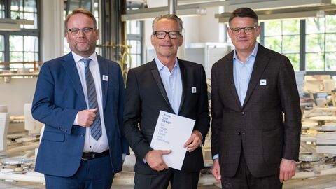 Wissenschafts- und Kulturminister Timon Gremmels (links), der Präsident der Hochschule für Gestaltung Offenbach, Prof. Bernd Kracke (mitte) und Ministerpräsident Boris Rhein (rechts).