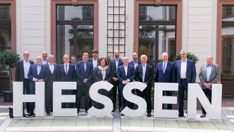 Bündnis gegen Bürokratie Teilnehmerinnen und Teilnehmer der Auftaktsitzung des „Bündnis gegen Bürokratie“ vor Beginn der Sitzung im Innenhof der Hessischen Staatskanzlei.