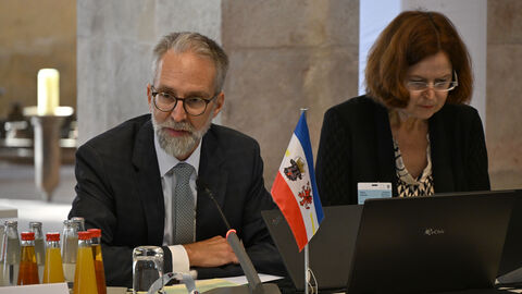 Ein Mann und eine Frau in einer Besprechung