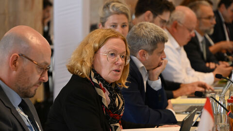 Mehrere Menschen hören konzentriert zu