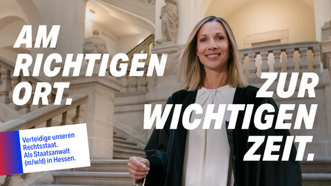 Am richtigen Ort. Zur wichtigen Zeit. Eine junge Richterin steht in einem historischen Gerichtsgebäude. Text auf dem Bild: Am richtigen Ort. Zur wichtigen Zeit.