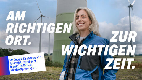 Am richtigen Ort. Zur wichtigen Zeit. Ein junge Techikerin steht vor mehreren Windrädern. Text auf dem Bild: Am richtigen Ort. Zur wichtigen Zeit.