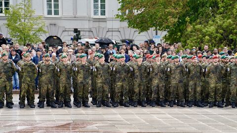 Aufstellung Panzerbrigade 45 in Litauen Soldaten in Uniform stehen aufgereiht auf einem Platz.