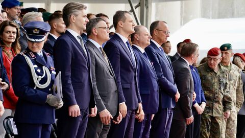 Feierliche Aufstellung Panzerbrigade 45 in Litauen Ministerpräsident Rhein, Bundeskanzler Merz, Verteidiungsminister Pistorius und weitere Personen stehen zusammen.