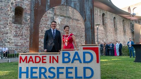 Ministerpräsident Boris Rhein und die Bad Hersfelder Bürgermeisterin Anke Hofmann haben die Bad Hersfelder Festspiele eröffnet. Ministerpräsident Boris Rhein und die Bad Hersfelder Bürgermeisterin Anke Hofmann haben die Bad Hersfelder Festspiele eröffnet.