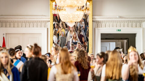 Übersichtsaufnahme im Schloss Biebrich - es ist viel los.