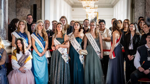 Mehrere Hoheiten warten auf den Empfang