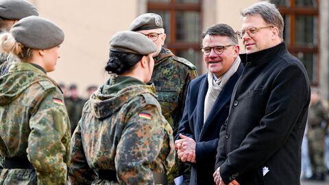 Der Fuldaer Oberbürgermeister Dr. Heiko Wingenfeld und Ministerpräsident unterhalten sich mit Soldatinnen und Soldaten