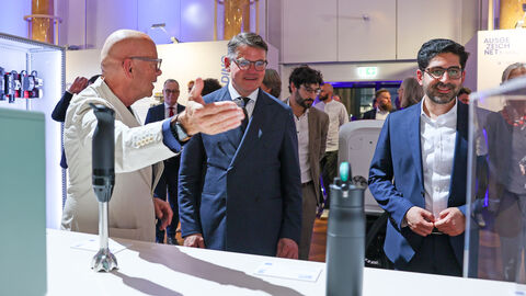 Ministerpräsident Rhein und Wirtschaftsminister Mansoori bei der Ausstellung. 