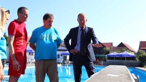 Staatsminister Wintermeyer beim Besuch des Dorfbads in Lingelbach