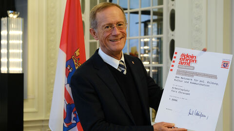 Axel Wintermeyer mit einem Förderbescheid Axel Wintermeyer mit einem Förderbescheid