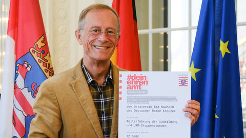 Land fördert Deutsches Rotes Kreuz in Bad Nauheim mit 12.500 Euro Staatsminister Axel Wintermeyer mit dem Förderbescheid für das Deutsche Rote Kreuz in Bad Nauheim