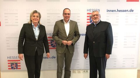 v. l. n. r. Landesbeauftragte Margarete Ziegler-Raschdorf, Innenminister Peter Beuth und BdV-Landesvorsitzender Siegbert Ortmann v. l. n. r. Landesbeauftragte Margarete Ziegler-Raschdorf, Innenminister Peter Beuth und BdV-Landesvorsitzender Siegbert Ortmann