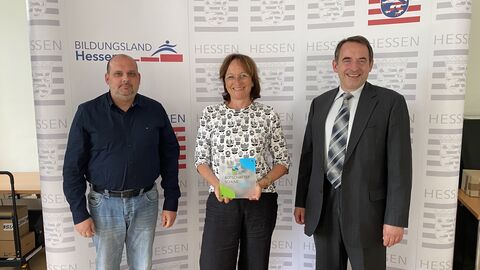 Kultusminister Lorz zeichnet Goetheschule Groß-Gerau für erstklassige berufliche Orientierung aus Gruppenfoto: Kultusminister Lorz zeichnet Goetheschule Groß-Gerau für erstklassige berufliche Orientierung aus