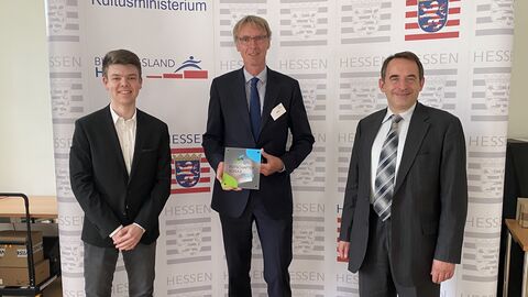 Kultusminister Lorz zeichnet Internatsschule Schloss Hansenberg für erstklassige berufliche Orientierung aus Gruppenfoto: Kultusminister Lorz zeichnet Internatsschule Schloss Hansenberg für erstklassige berufliche Orientierung aus