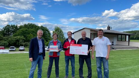 v.l.n.r.: Kultusstaatssekretär Dr. Manuel Lösel, Petra Führer, Felix Plescher (Abteilungsleiter Fußball TVD), Hans Noormann (1. Beigeordneter Gemeinde Langgöns), Henning Wenzel (1. Vorsitzender TVD) v.l.n.r.: Kultusstaatssekretär Dr. Manuel Lösel, Petra Führer, Felix Plescher (Abteilungsleiter Fußball TVD), Hans Noormann (1. Beigeordneter Gemeinde Langgöns), Henning Wenzel (1. Vorsitzender TVD)
