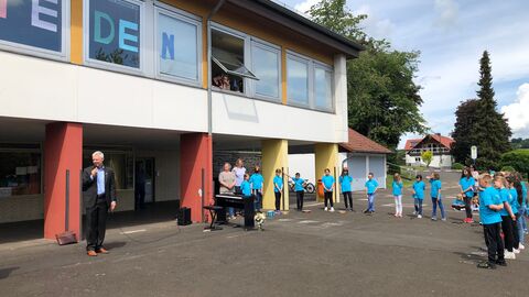 Staatssekretär Lösel informiert sich über Förderangebote an der Grundschule Feldatal