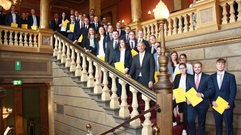 Gruppenfoto: Jahrgangsbeste der Examensprüfung 2021 stehen auf einer Treppe