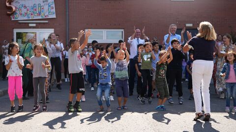 Lösel lacht gemeinsam mit Kindern der Flüchtlingsbeschulung in der Erstaufnahmeeinrichtung des Landes Hessen am Standort Gießen