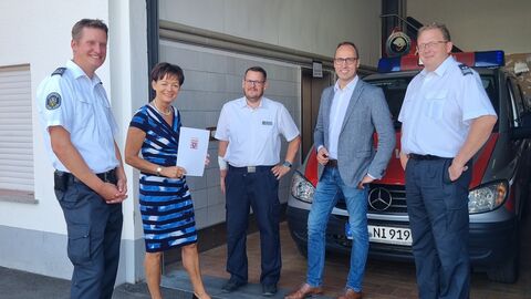 Lucia Puttrich bei der Übergabe an Bürgermeister Thorsten Eberhard Gruppenfoto mit Lucia Puttrich und Bürgermeister Thorsten Eberhard