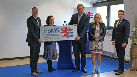 Innenminister Peter Beuth und Staatssekretärin Ayse Asar bei der Eröffnung gemeinsam mit Präsident Dr. Walter Seubert, Kanzlerin Alexandra Schäfers-Vogel und  Stefan Frutig, Vizepräsident für polizeiliche Aufgaben.