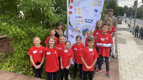 Schülerinnen und Schüler der Gönser Grundschule aus Butzbach hissen die von ihnen gestaltete Fahne zum Thema Kinderrechte gemeinsam mit  der hessischen Staatssekretärin für Soziales und Integration Anne Janz und der hessischen Kinder- und Jugendrechtebeauftragte Miriam Zeleke Schülerinnen und Schüler der Gönser Grundschule aus Butzbach hissen die von ihnen gestaltete Fahne zum Thema Kinderrechte gemeinsam mit  der hessischen Staatssekretärin für Soziales und Integration Anne Janz und der hessischen Kinder- und Jugendrechtebeauftragte Miriam Zeleke