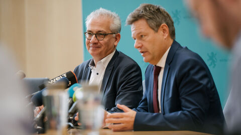 Bundeswirtschafts- und Klimaschutzminister Robert Habeck und Hessens Wirtschafts- und Energieminister Tarek Al-Wazir dringen auf ein beschleunigtes Vorantreiben der Unabhängigkeit von fossilen Energien. Wirtschafts- und Energieminister von Hessen und dem Bund bei Pressestatement: Tarek Al-Wazir und Robert Habeck