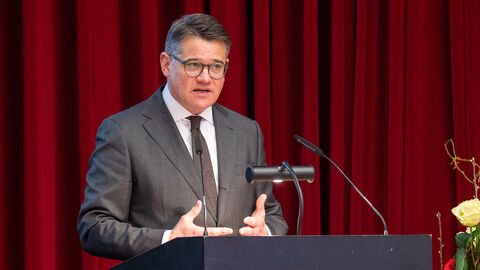 Ministerpräsident Boris Rhein spricht am Rednerpult