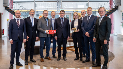Ministerpräsident Boris Rhein besucht Ferrero-Werk im mittelhessischen Stadtallendorf Ministerpräsident Boris Rhein besucht Ferrero-Werk im mittelhessischen Stadtallendorf
