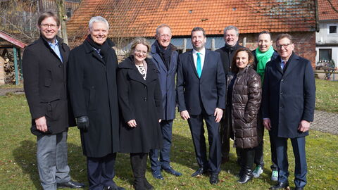 Zum Abschluss der Aktionswoche „Alter besser machen“ der Landesregierung hat der Chef der Hessischen Staatskanzlei, Staatsminister Axel Wintermeyer, zu einer öffentlichen Sitzung des Kabinettsausschuss Demografie nach Ebersburg-Weyhers eingeladen. (v.l.n.r.: Staatssekretär Jens Deutschendorf, Staatssekretär Dr. Manuel Lösel, Staatssekretärin Tanja Eichner, Staatsminister Axel Wintermeyer, Benjamin Reinhart, Bürgermeister von Ebersburg, Staatssekretär Dr. Martin Worms, Staatssekretärin Ayse Asar, Staatssekre