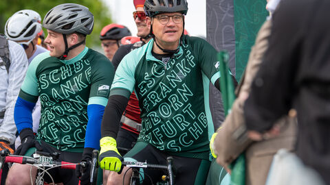 Radklassiker Eschborn-Frankfurt Ministerpräsident Rhein auf seinem Rad beim Start des Radrennens