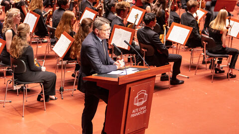 Einen nicht alltäglichen Geburtstag feiert das Lessing-Gymnasium Frankfurt in diesen Tagen: Bei der Jubiläumsfeier in der Alten Oper hat Ministerpräsident Boris Rhein seiner ehemaligen Schule zum 500-jährigen Bestehen gratuliert. 
